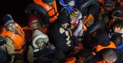 Un grupo de migrantes es interceptado por la guardia costera turca al intentar alcanzar Grecia.