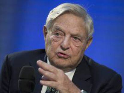 El multimillonario estadounidense de origen húngaro y presidente del fondo de alto riesgo Soros Fund Management, George Soros (d). EFE/Archivo