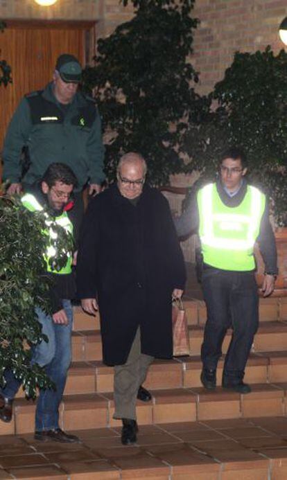 Josep Prat, entre dos agentes.