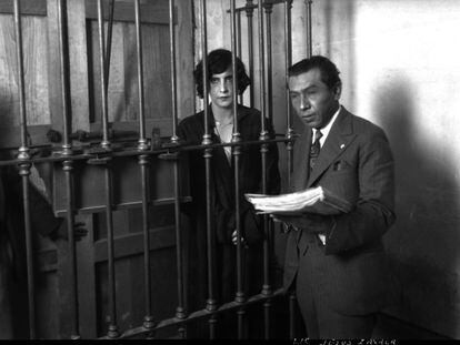 Jesús Zavala, juez, interrogando a María Teresa Landa en un juzgado, en 1929.