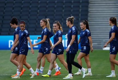 Las jugadoras de la selección española entrenan en Inglaterra antes del partido ante Alemania.
