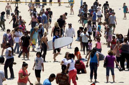 Decenas de personas buscan cabezas de Angry Birds con dinero escondidas por Hidden Cash en una playa de California.