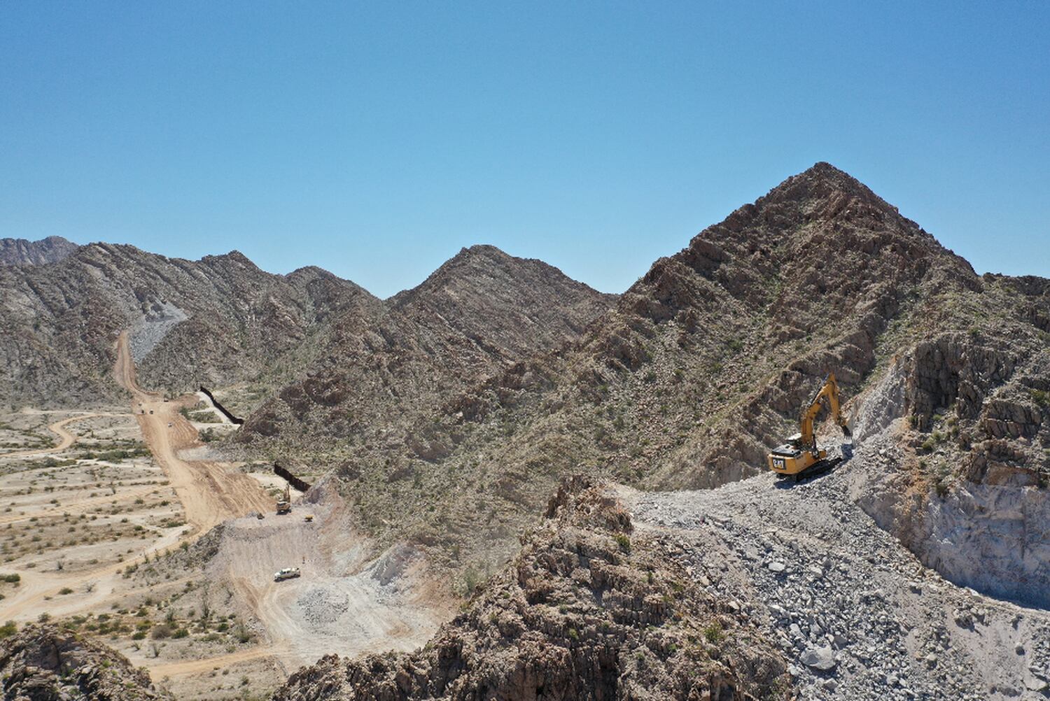 Construcción del muro fronterizo en las colinas de Cabeza Prieta, Arizona. (foto de Center for Biological Diversity)