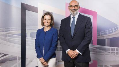 Fernando Abril-Martorell y Cristina Ruiz, presidente y consejera directora general de tecnologías de la información de Indra.