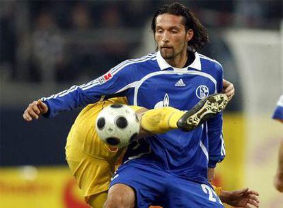 Kuranyi, durante el partido de ayer de la Bundesliga entre el Schalke, ganador por 2-1,  y el Duisburgo.