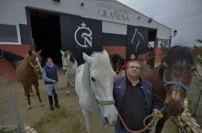 El responsable del centro ecuestre Grañena en Jaén, Alfonso de la Chica, muestra algunos de los caballos abandonados.