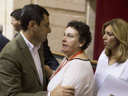 La Presidenta de la Junta de Andalucía, Susana Díaz, y el líder del PP andaluz, Juan Manuel Moreno Bonilla, saludan a María Salmerón en el Parlamento.