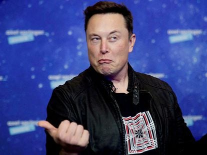 Elon Musk, dueño de SpaceX y Tesla, gesticula a su llegada a la entrega del premio Alex Springer en Berlín.