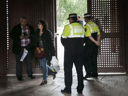 La polic&iacute;a controla el acceso a la sesi&oacute;n.