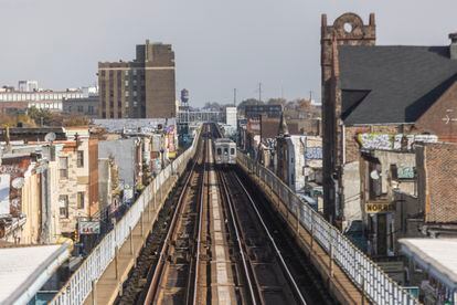 Panorámica desde un puente elevado sobre las vías de Kensington, en la estación de Allegheny, en Filadelfia.