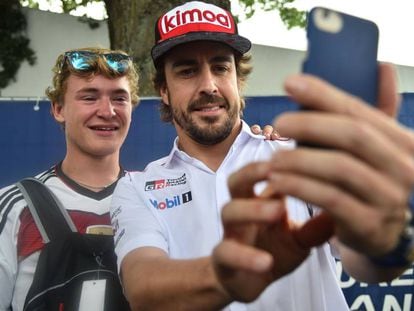 Alonso se hace un selfie con un aficionado.