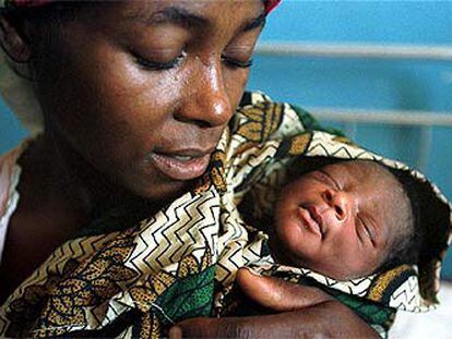 Sophia muestra a su hija, Rosita, en el hospital de Chibuto, en marzo de 2000.
