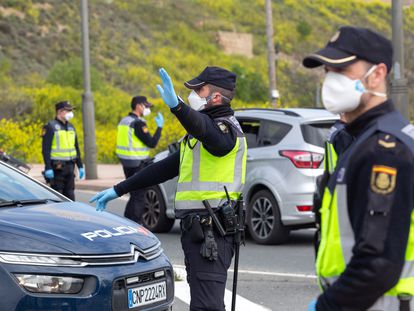 Control de la Policía Nacional en Logroño, el pasado 27 de marzo, en las primeras semanas del estado de alarma.