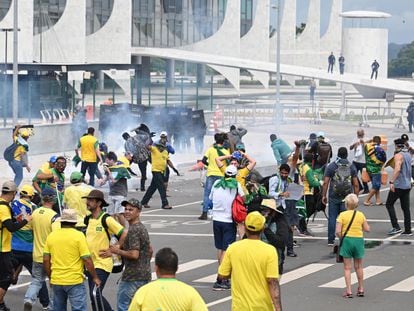 Simpatizantes de Bolsonaro en las calles de Brasilia tras el asalto a las instituciones democráticas el 8 de enero.