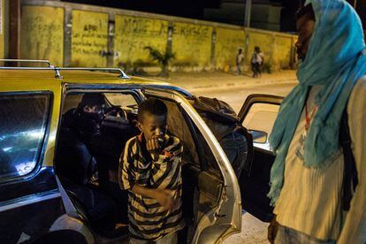 Viaje en taxi hasta la Casa de la Estación. Es el mes de febrero, probablemente el mes más frío del año en Senegal. La temperatura es de unos 15ºC y el pequeño Omar solo lleva una camiseta. 