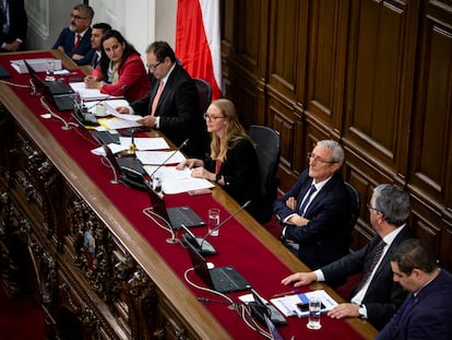 La nueva presidencia del Consejo Constitucional durante su ceremonia de instalación en la sede del Congreso de Santiago (Chile).
