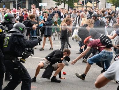 La polic&iacute;a alemana dispara gas pimienta a los manifestantes contra el G20 en Hamburgo (Alemania). 