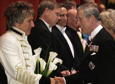Rod Stewart saluda al príncipe Carlos en Philadelphia en 2007.