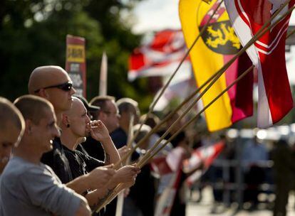 Neonazis se manifiestan contra un hogar para solicitantes de asilo en Berl&iacute;n.