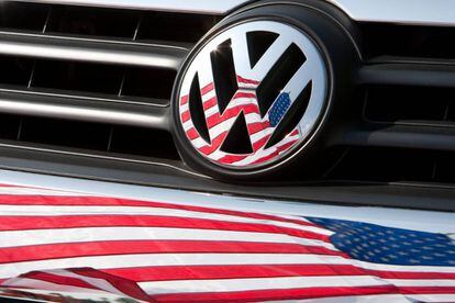 La bandera estadounidense reflejada en una chapa de un Volkswagen en Tennessee en 2009.
