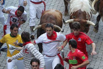 Corredores del último encierro, con toros de Núñez del Cuvillo, en Pamplona.