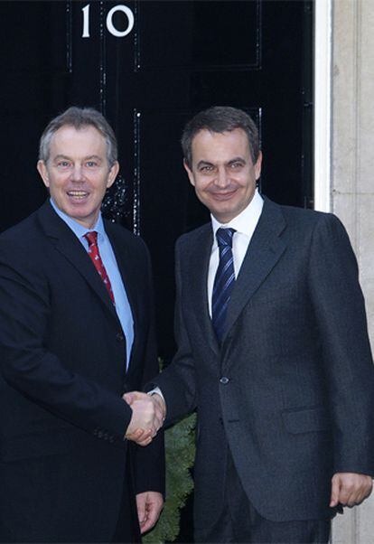 José Luis Rodríguez Zapatero es recibido en Downing Street por Tony Blair.