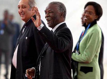 El presidente de Suráfrica, Thabo Mbeki (centro), al llegar a la última jornada de la Cumbre entre la Unión Europea y África, ayer en Lisboa.