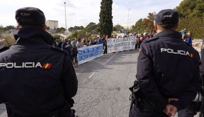 Una protesta espera a Fabra en el CDT de Alicante