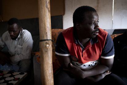 Mamadou Tunkara, un maliense de 45 años, es uno de los jefes del campamento porque lleva una década viviendo temporadas aquí. Saltó la valla de Ceuta en el 99, se dedicó 10 años a la construcción y con la crisis migró al campo. Ahora tiene un contrato de tres meses y trabaja sin descanso para ganar 1.200 euros que envía casi íntegramente a su familia.