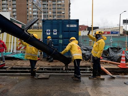 Personas trabajan en la primera línea del Metro de Bogotá (Colombia), en junio de 2023.