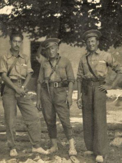 A la izquierda, el brigadista Mordechay Milman junto a dos compañeros de armas.