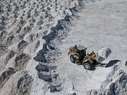 Maquinaria pesada extrae litio del desierto del Atacama, en Chile, en 2022.