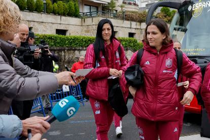 Desde la izquierda, las jugadoras de la selección Jenni Hermoso y Laia Codina, a su llegada este jueves al hotel de Sanxenxo.