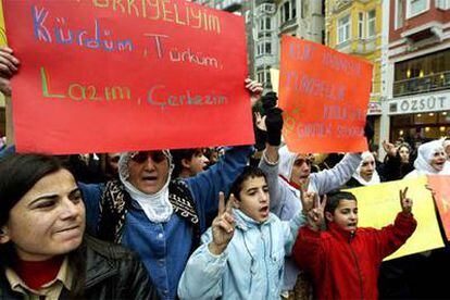 Manifestantes en el centro de Estambul, ayer. En una de las pancartas se lee: "Las mujeres kurdas queremos entrar en la UE con la identidad turca".