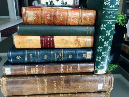 LIBROS DE COCINA, EDICIONES ORIGINALES DEL XIX Y EL XX, EN LOS QUE CITAN LA TORTILLA DE PATATAS ELABORADA CON MANTECA DE CERDO. A SU LADO UN FACSIMIL DEL XVII, EDITADO EN LIEJA / CAPEL