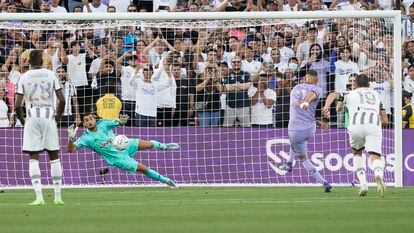 Benzema bate de penalti a Perin en el primer tanto del partido.