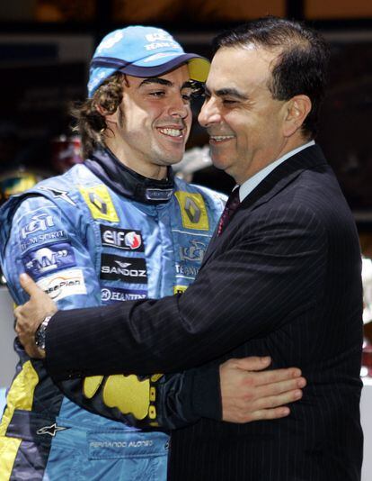 Ghost se abraza con el piloto Fernando Alonso en 2005 tras la coronación del español en el Campeonato Mundial de Fórmula 1. Alonso representó a Renault en la máxima competición automovilísitca entre 2002 y 2006 en su primera etapa y en 2008 y 2009 en su segunda.