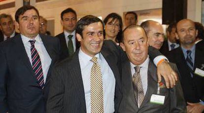 Jabyer Fernández, en el centro, abraza a Miguel Aguirre, en junio de 2008 durante la presentación del proyecto de viviendas modulares del grupo Afer.