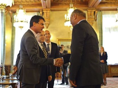 El ministro franc&eacute;s de Interior, Manuel Valls, saluda al presidente rumano Traian Basescu, en Bucarest.