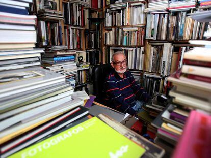 El coleccionista de libros de fotografía Pedro Melero, en su casa de Madrid.