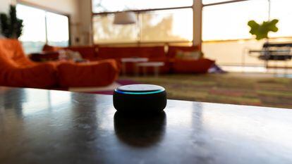 El dispositivo Alexa de Amazon dentro de una casa.