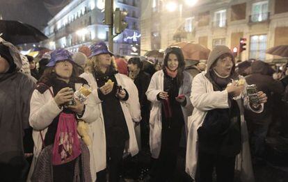 Funcionarios se concentran esta noche en la madrileña Puerta del Sol para realizar una cena de Navidad contra los recortes