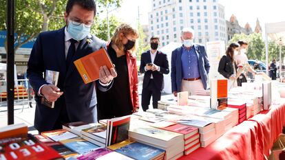 Pere Aragonès, el viernes, en una parada de libros en el Passeig de Gràcia. EFE/Quique García