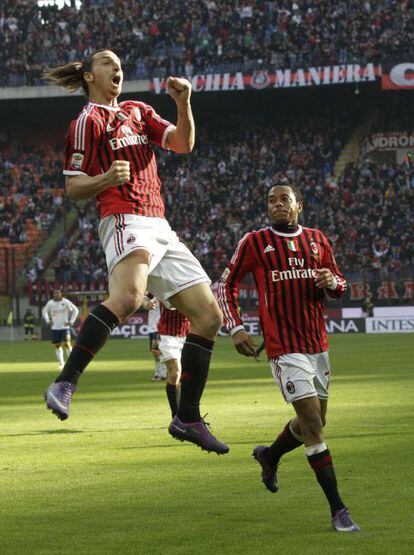 Zlatan Ibrahimovic celebra su gol contra el Lecce junto a Robinho.