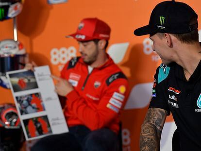 Quartararo, en primer plano, observa a Dovizioso en la conferencia de prensa previa al GP de Europa, en Valencia.