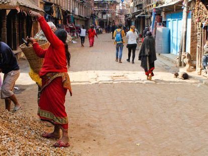 Mientras terminan el nuevo peritaje de las viviendas afectadas para la concesión de ayudas, los particulares reconstruyen casas por su cuenta en las calles de Bhaktapur.