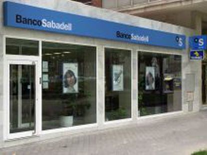 Logotipo del Banco Sabadell, en una de sus sedes de Madrid. EFE/Archivo