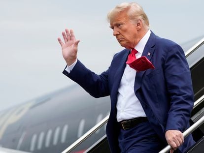 Donald Trump se bajaba del avión el día 3, tras viajar a Washington para comparecer ante el juzgado federal.