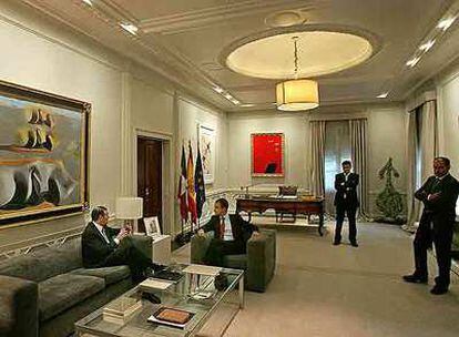 El <i>lehendakari,</i> Juan José Ibarretxe, y el presidente del Gobierno, José Luis Rodríguez Zapatero, al inicio de su reunión en La Moncloa.
/