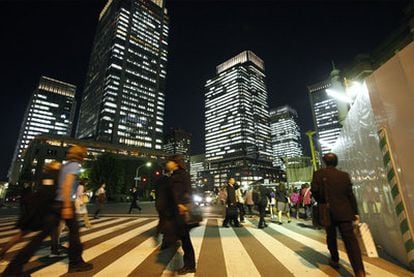 Viandantes atraviesan un paso de cebra en Tokio. Uno de cada diez supermillonarios es japonés.